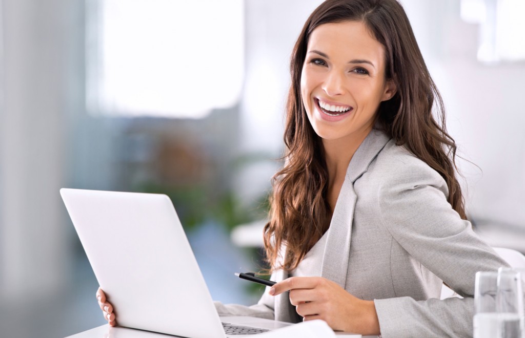 Mulher trabalhando em um laptop